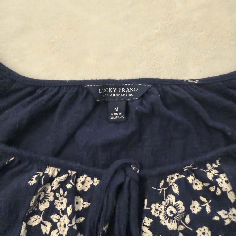 Lucky Brand Navy White Floral Top Medium Boho Peasant Fairy Coquette Artsy Indie - Picture 5 of 8